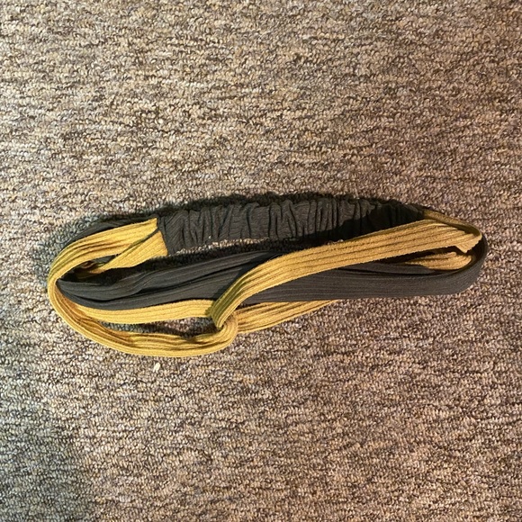 Cute cross headband! - Picture 2 of 3